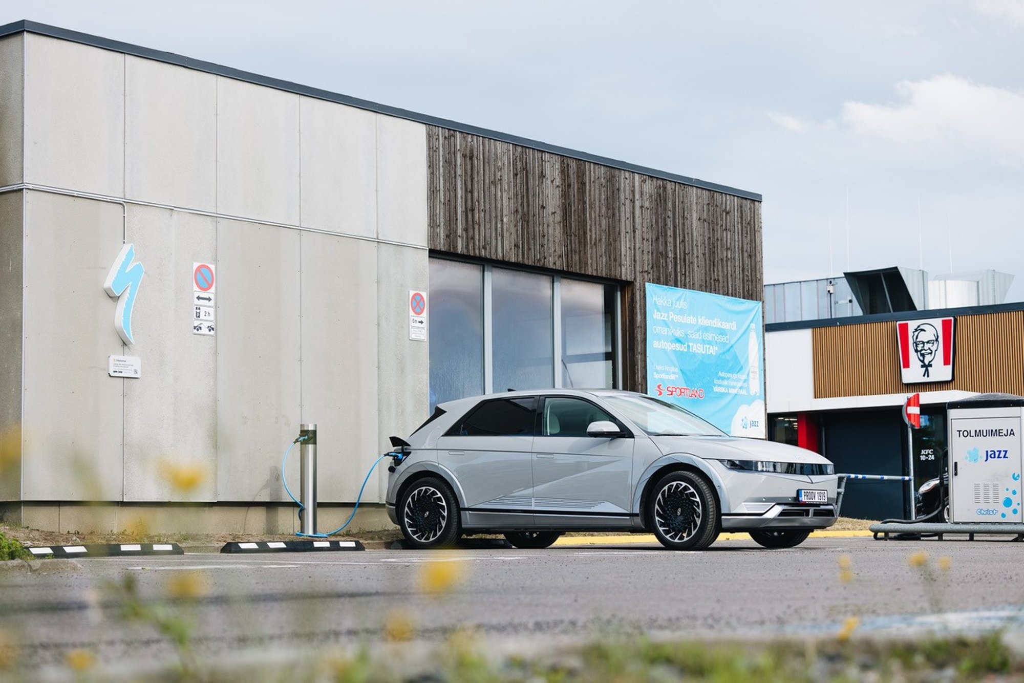 Hübriidid on tõusmas uueks normaalsuseks, elektriautosid peavad eestlased pigem kalliks