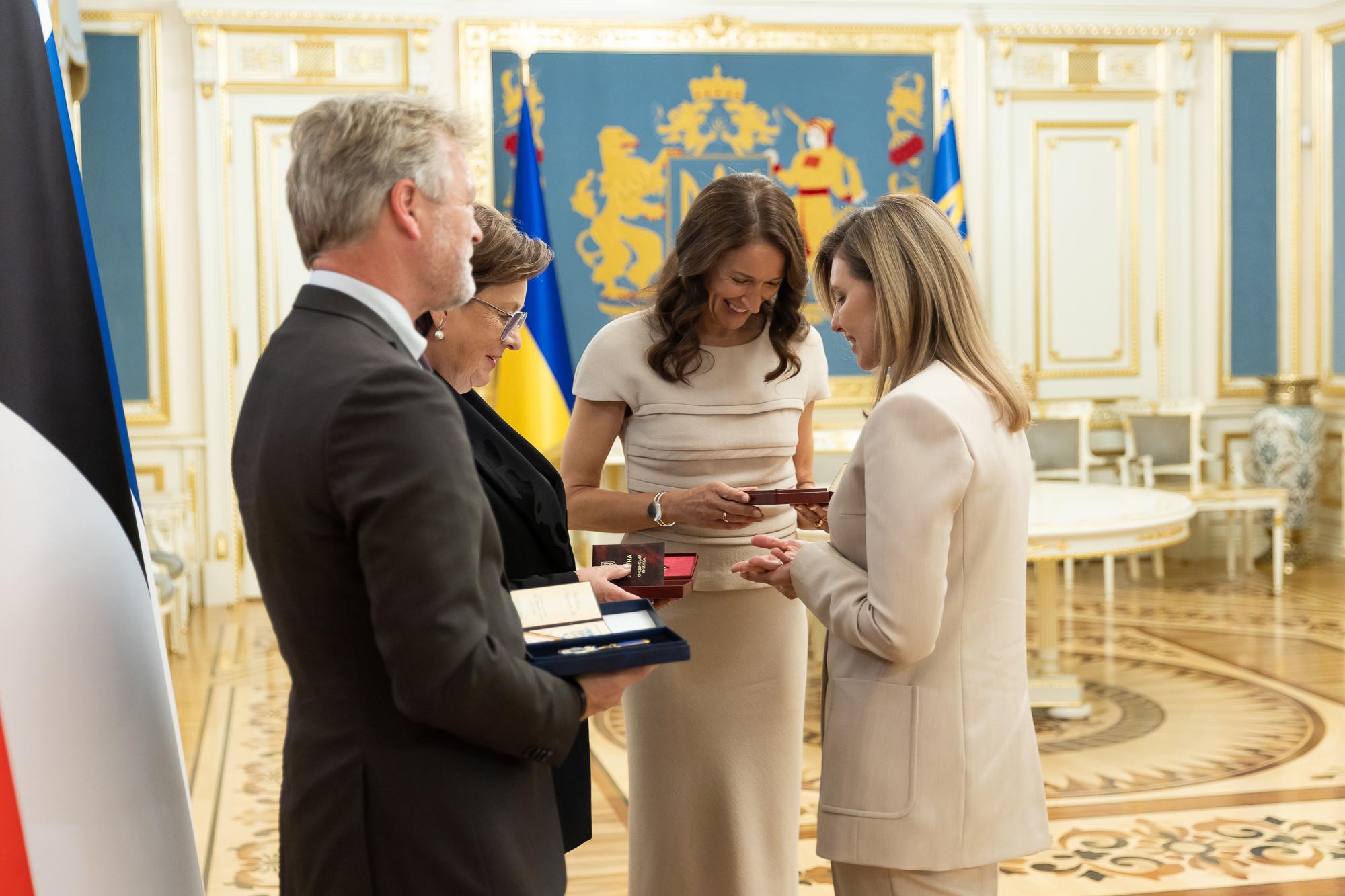 Ukraina president tunnustas Sirje Karist riikliku autasuga