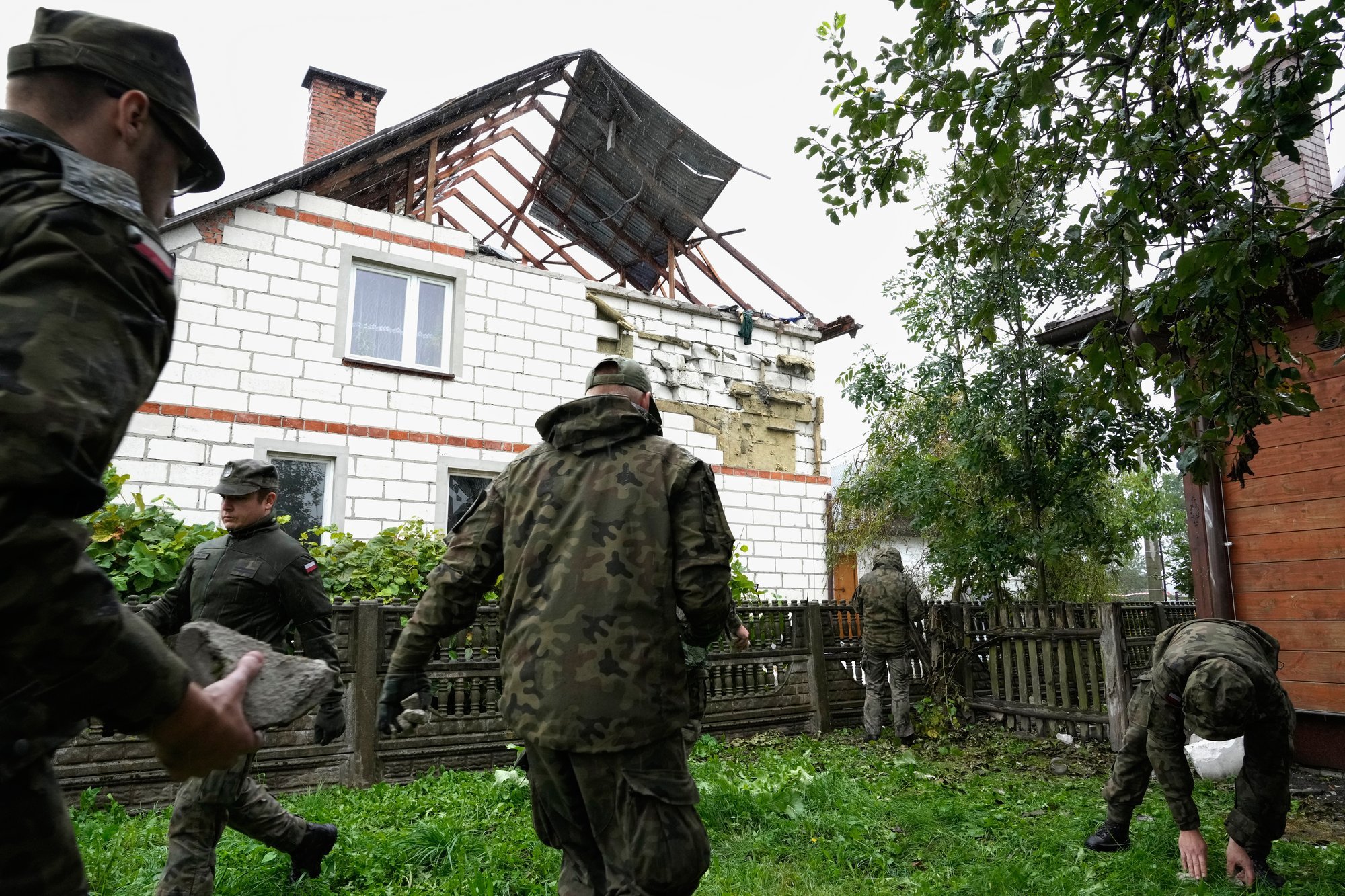 Poola meedia: Vene droonide sissetungis kahjustada saanud elumaja tabas hoopis hävituslennuki rakett