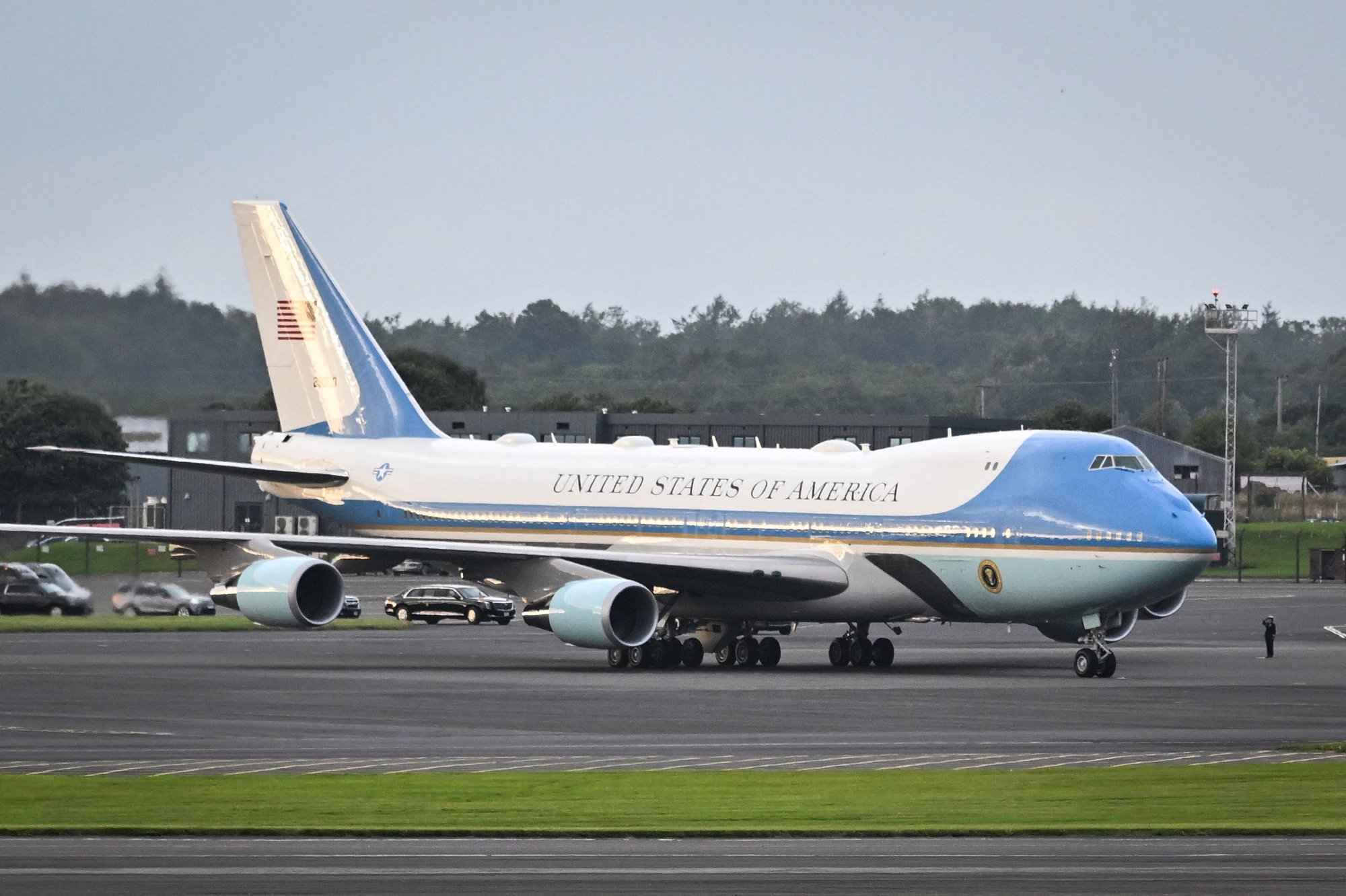 „Olge tähelepanelikud! Ma olen kindel, et te näete, kes see on.“ Reisilennuki piloote hoiatati Trumpi lennukile lähenemise eest
