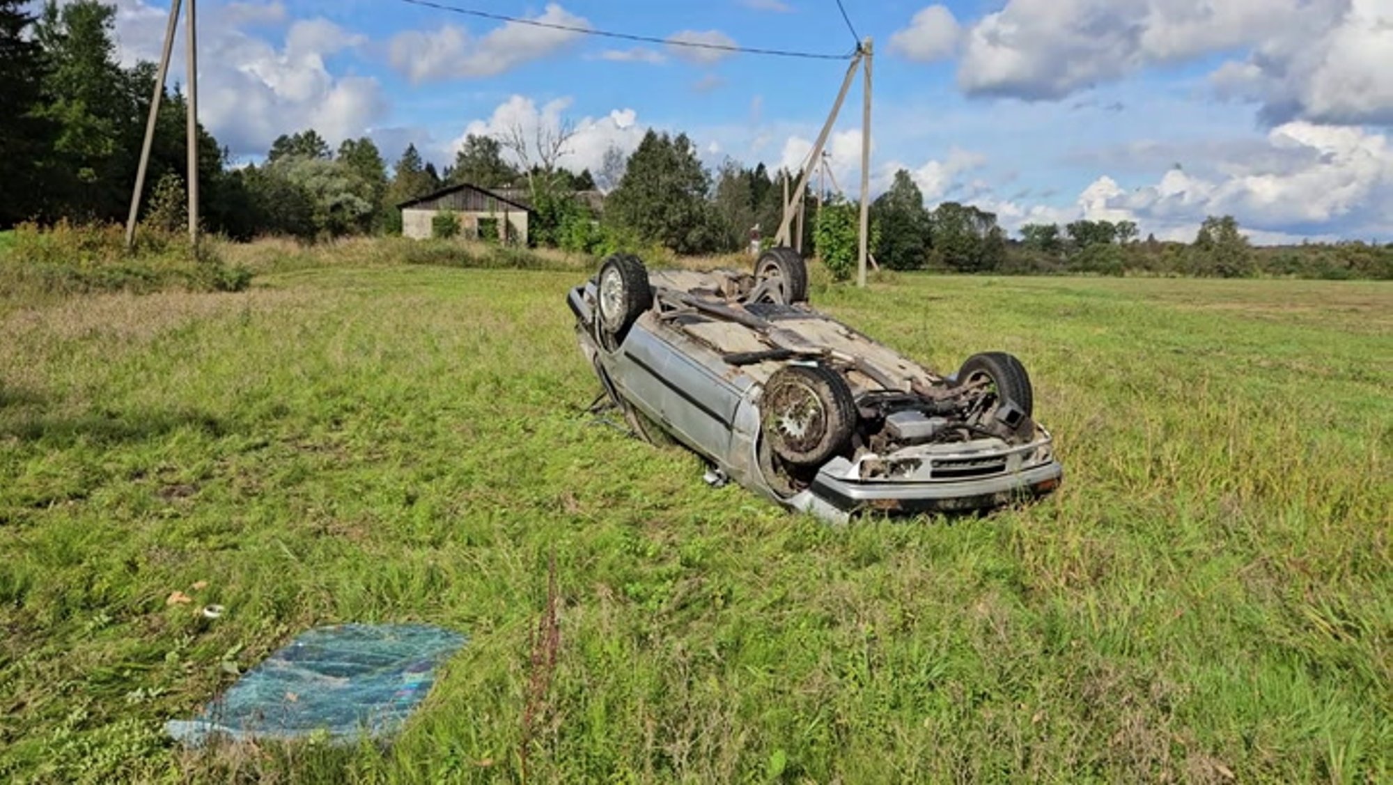 VIDEO | Raplamaal sõitis auto vesiliu tõttu teelt välja ja rullus katusele, autos viibinud toimetati haiglasse