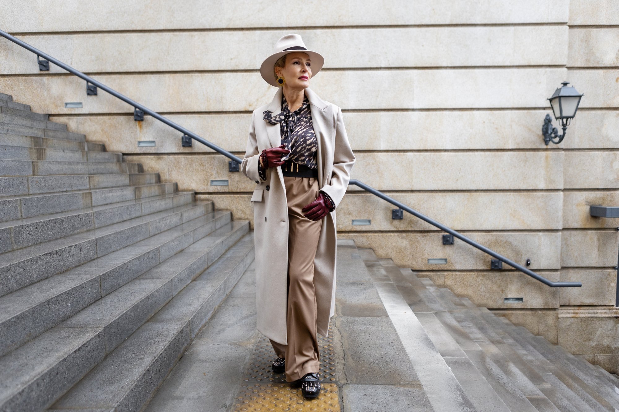 FOTOD | Elegantne väljanägemine igas vanuses! Viis ülerõivastiili, mis muudavad 50+ naise sügisgarderoobi šikiks ja ajatuks