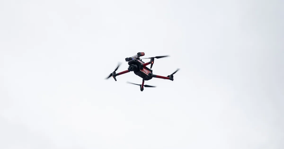 Poolas lasti valitsushoonete kohal lennanud droon alla