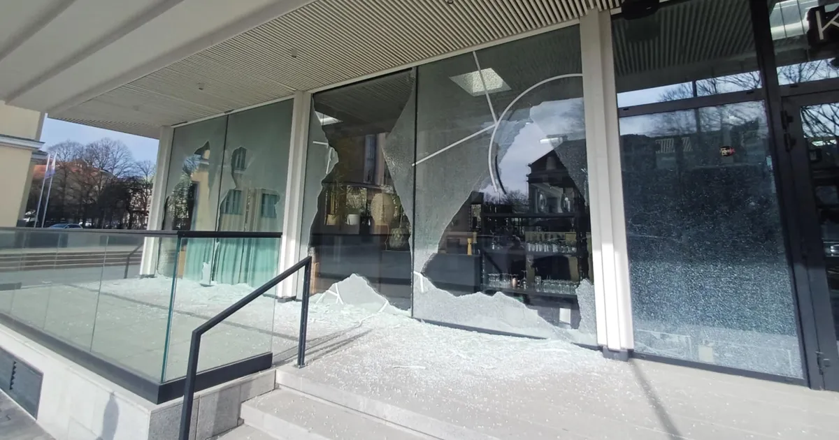 VIIS KUUD HILJEM ⟩ Sten-Erik Jantsoni restoranide aknaklaaside lõhkumises esitati kahtlustus 25-aastasele mehele