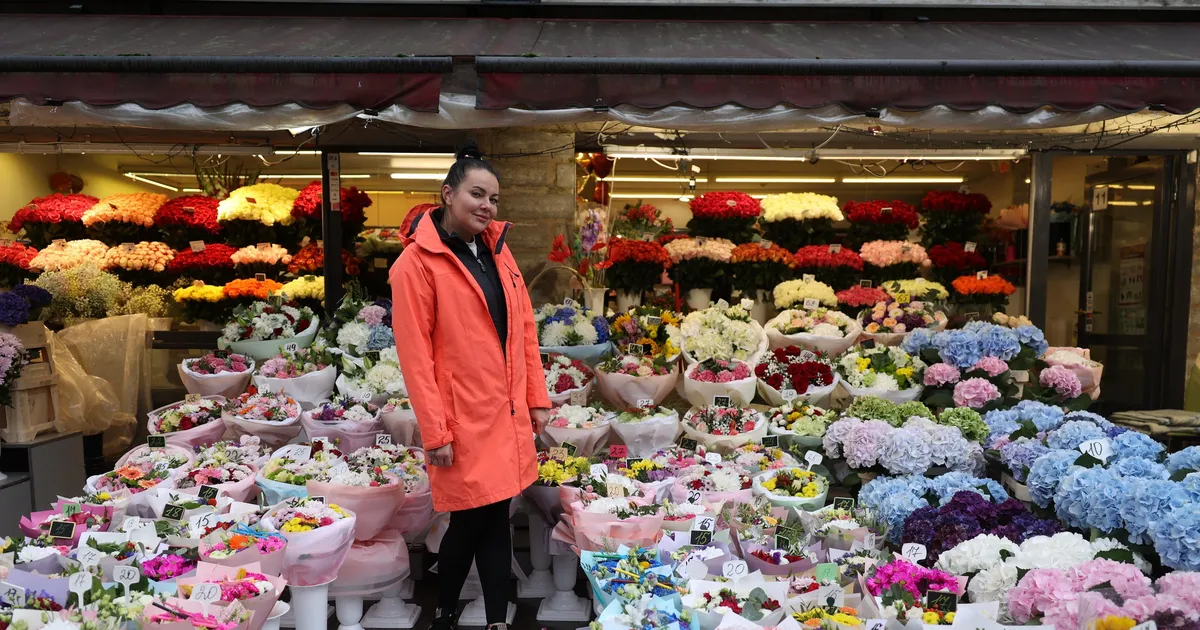 GALERII ⟩ Kooliminejad seavad esmalt sammud lillemüüjate manu