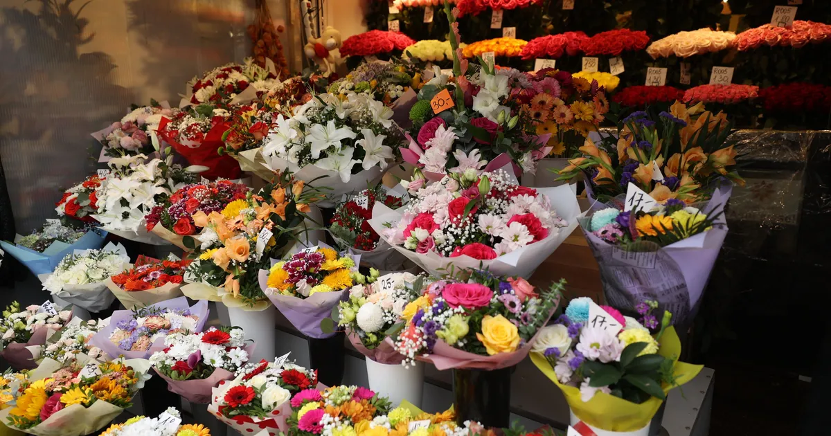 GALERII ⟩ Paarist eurost kümne euroni õie eest! Viru lilleturul käis hommikul korralik sagimine