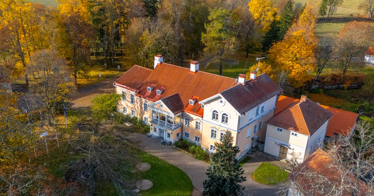 Noorte huvihariduseks üha vähem raha jagav amet võõrustab ametnikke elegantses mõisas