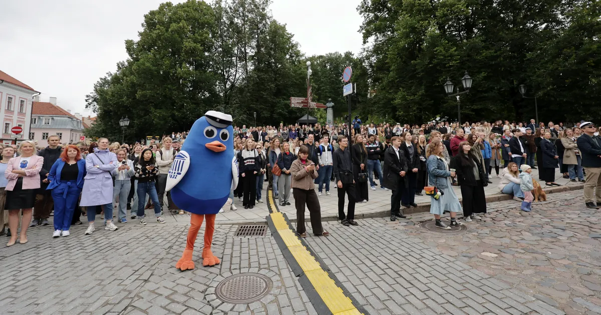 GALERII ⟩ Tartu ülikooli avaaktus tõi tudengid sammaste tagant välja