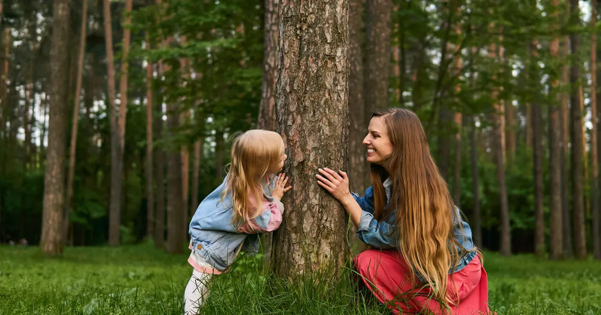 Ema tegi metsas endast ja lapsest pilti, vaatajad märkasid, et fotol on peidus ka tõeline pahalane
