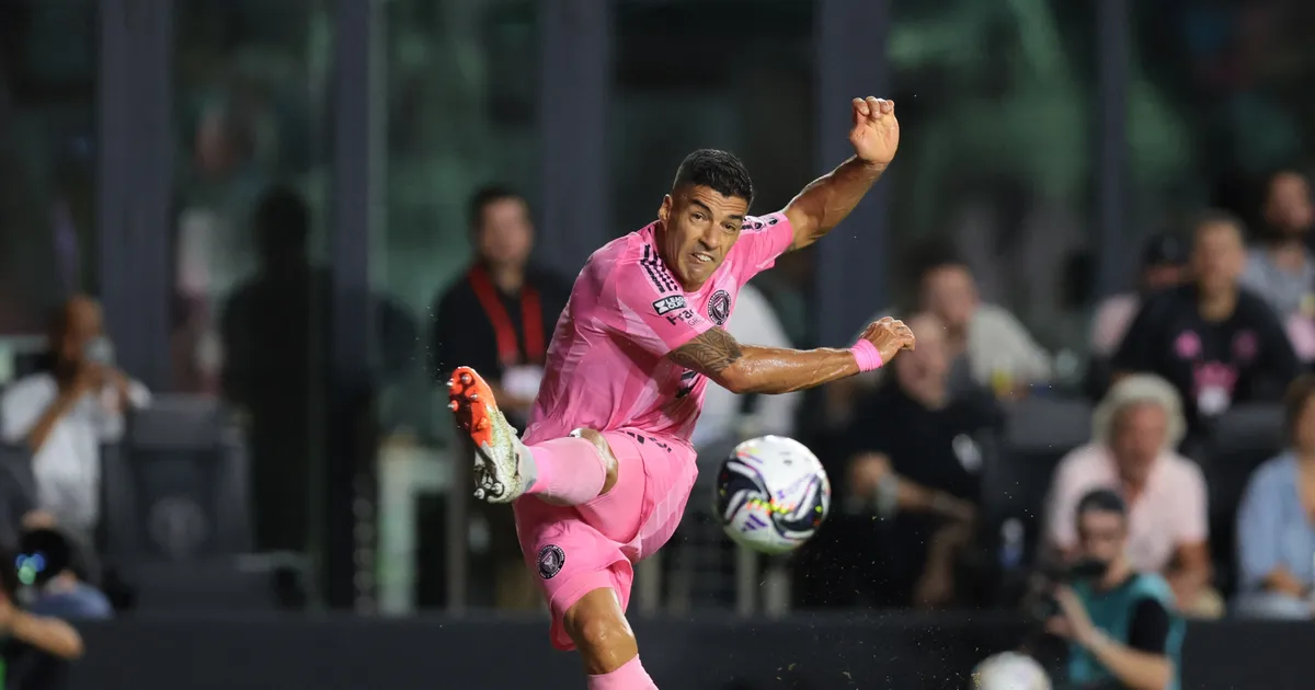 VIDEO ⟩ Skandaalne Luis Suarez sülitas vastastiimi töötaja pihta