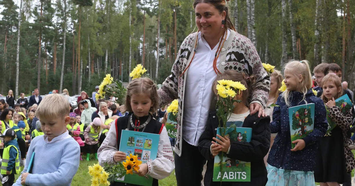VIDEOLUGU ⟩ «Õpilastel on suur vaheldus õppida klassis.» Setomaa kobarkool pakub väikestele elujõuretsepti