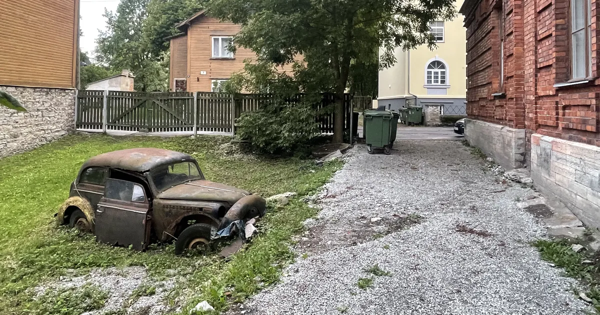FOTOD ⟩ Tallinlasele hakkas Kalamaja hoovis silma unikaalne autovrakk. «Ootame, et keegi selle ära viiks!»