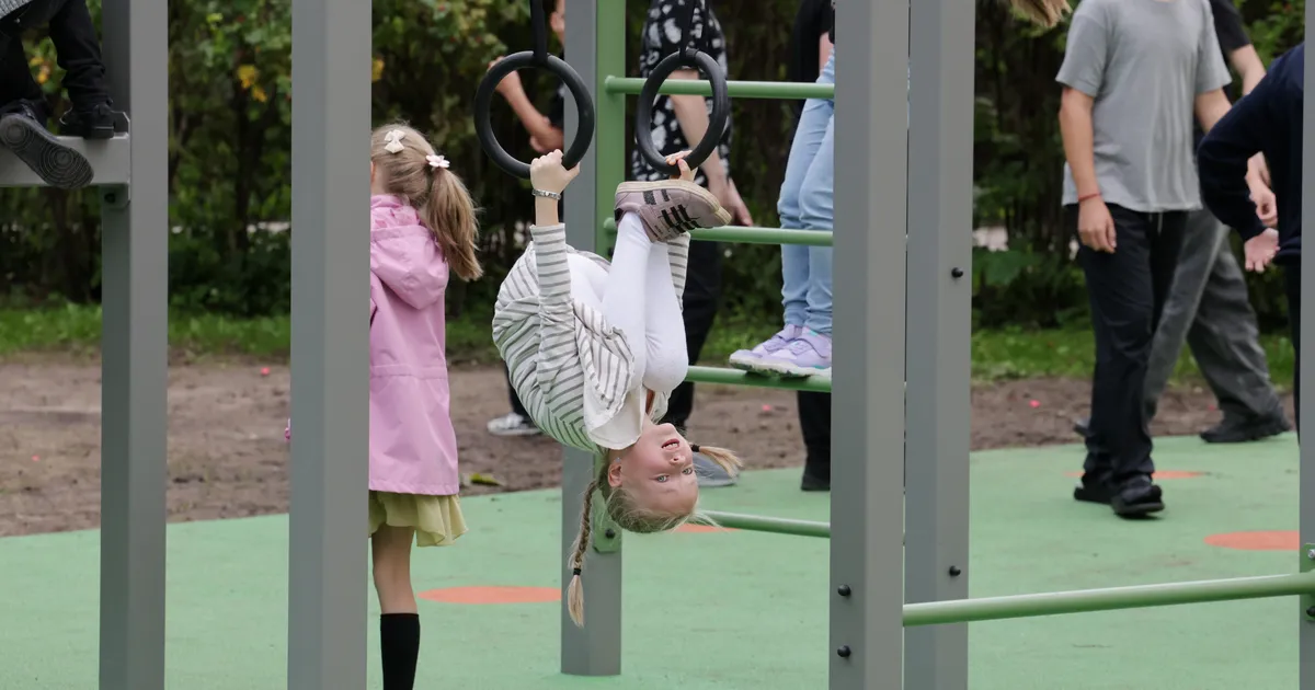 GALERII ⟩ Forseliuse kooli vastvalminud mänguväljak kihas koolijütsidest