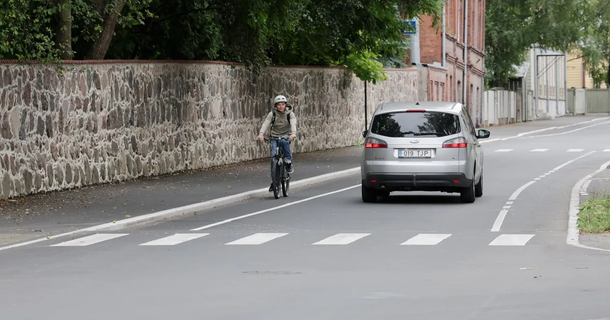 Mitu kuud valminud tänav on tartlastele jaoks ebaõnnestunud. Koolijuht: tipptunnil on ikka kitsas