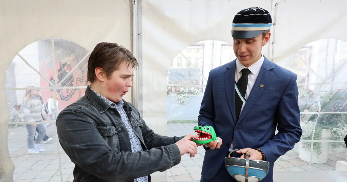 GALERII ⟩ Tudengimess pani raeplatsi mesilastaruna sumisema