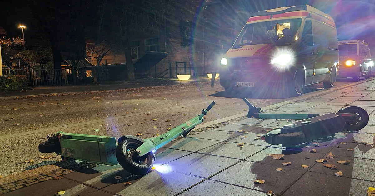 Kahekesi ühe elektritõukerattaga sõitnud mees ja naine kukkusid