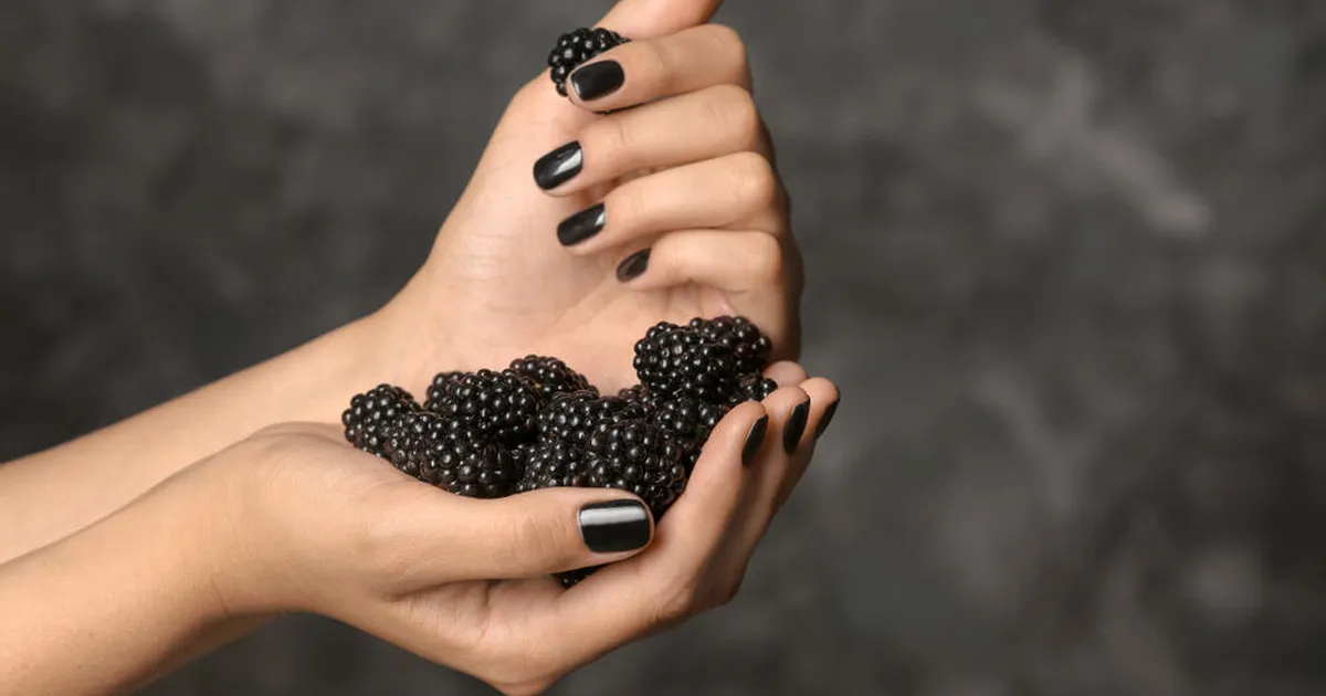 PROOVI JÄRELE ⟩ See rikkalik toon teeb küüned hetkega šikiks