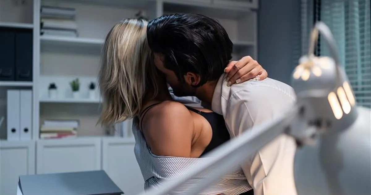 KONTORIROMANSS ⟩ Juristi sõnul võib tööarmastus maksta töökoha: juht ja töötaja olid suhtes, pärast lahkuminekut töötaja koondati