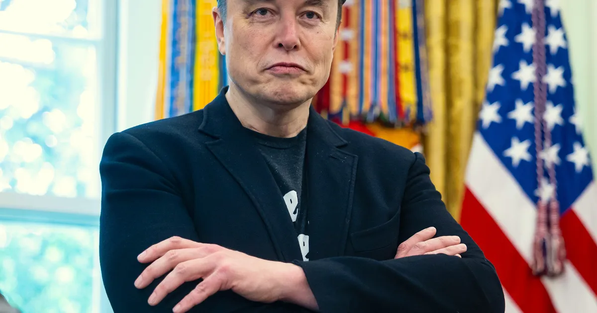 MIKS? ⟩ Elon Muski transsooline laps kannab isegi geibaare külastades maskeeringut