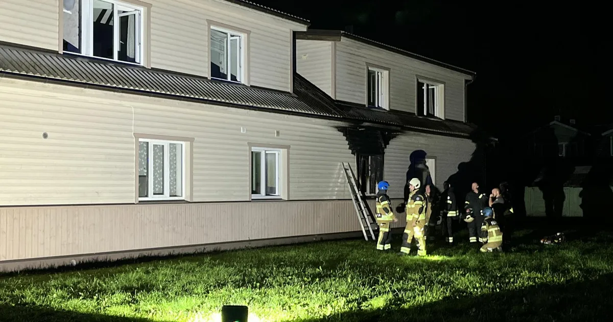Pildid ⟩ Põleb! Naabrite koputused päästsid puitmaja elanikud