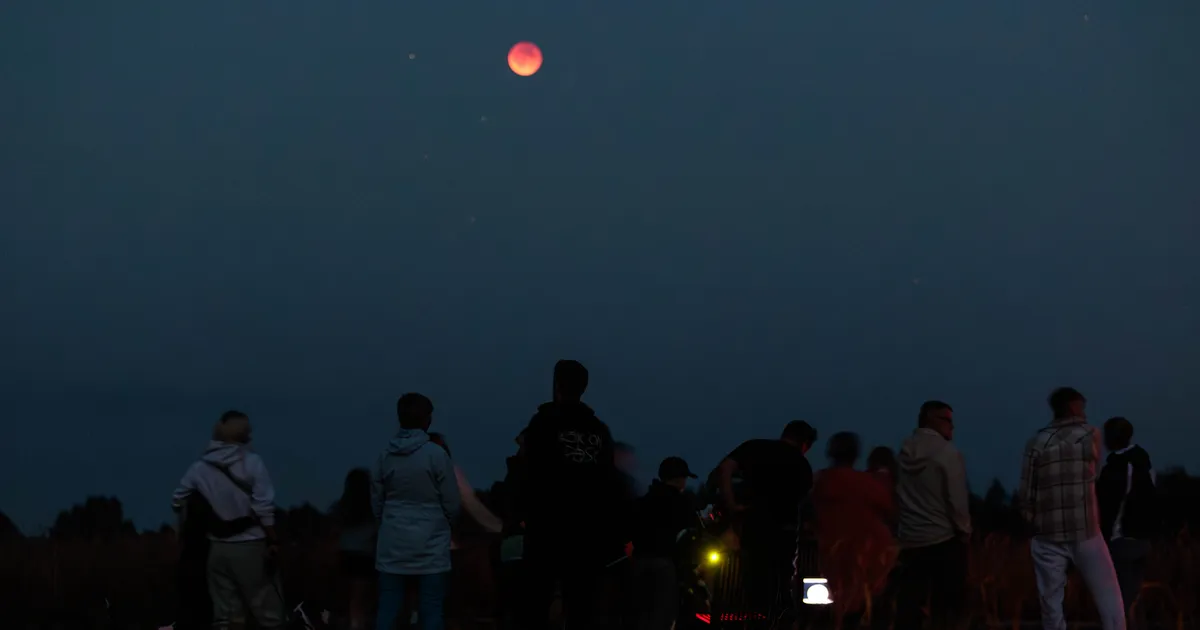 FOTOD ⟩ Vaata, kuidas inimesed Eestis ja mujal maailmas kuuvarjutust pildile püüdsid