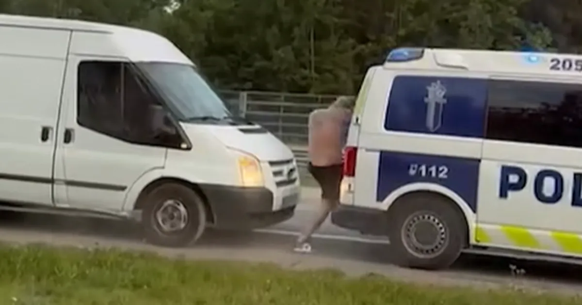 VIDEO ⟩ Soomes põgenes kinnipeetav politseibussist läbi tagumise akna