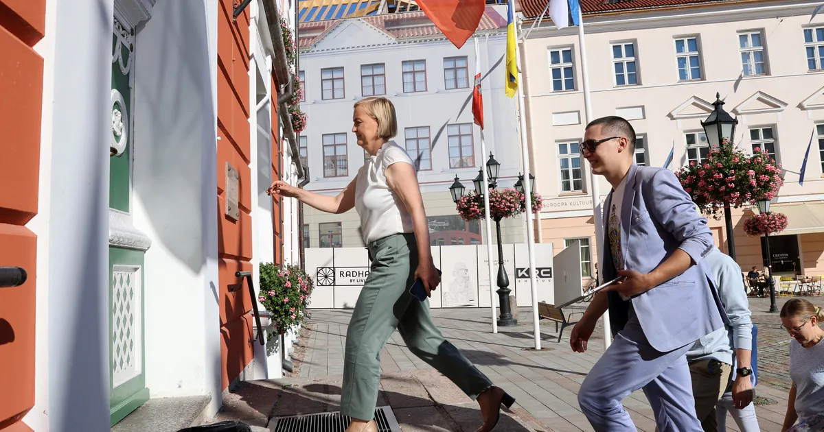 PILDID ⟩ Kolm erakonda andsid Tartus üle kandidaatide nimekirjad, Eesti 200 vedas raeplatsile mitusada tooli