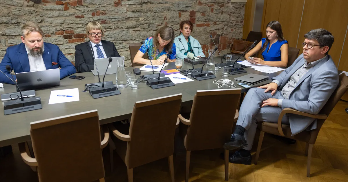 Erikomisjon võtab luubi alla kaitsevaldkonna ametiisikute huvide deklaratsioonid