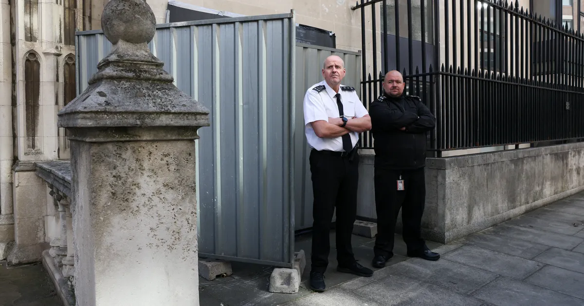 LONDON KIHAB ⟩ Banksy uusim teos on nii vastuoluline, et see kaeti kohe kinni