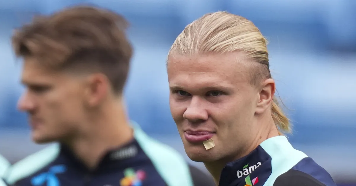 FOTOD ⟩ «Ma pole kunagi varem midagi sellist näinud.» Norra ründeäss sai koondisepausi ajal pihta bussi pagasiluugiga