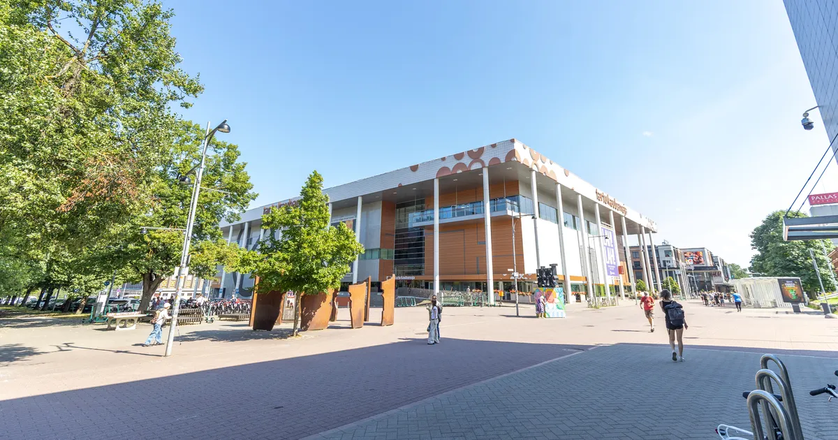 Tuntud moebränd müüb vene lipuvärvidega käekotti? Tartu Kaubamaja selgitab