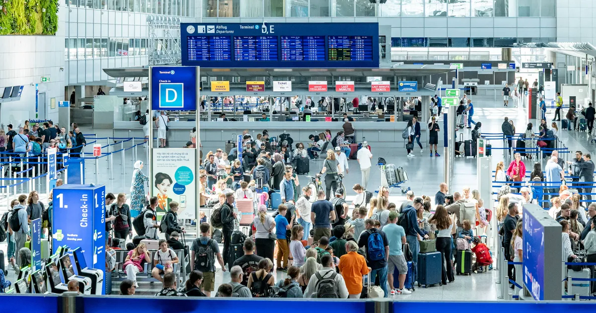 Frankfurdi lennujaamast leiti II maailmasõja aegne pomm. Kohapeal viibiv eestlane: lend tühistati, peame öö veetma siin