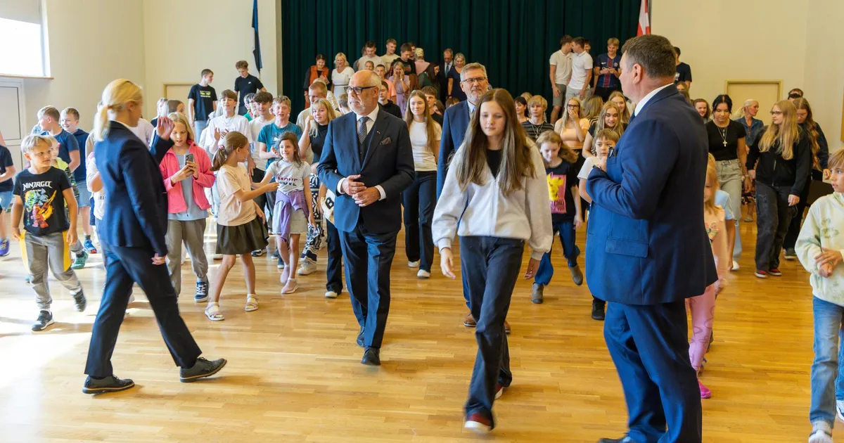 Suure-Jaani kool oli presidendi TI-Hüppe visiidist elevil