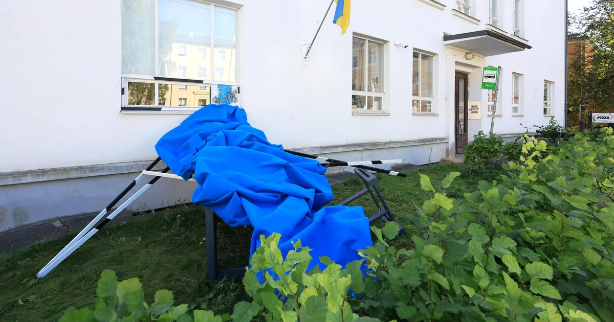 Kunstimajas soojeneb kliima ja üks näitus ulatub aknast välja