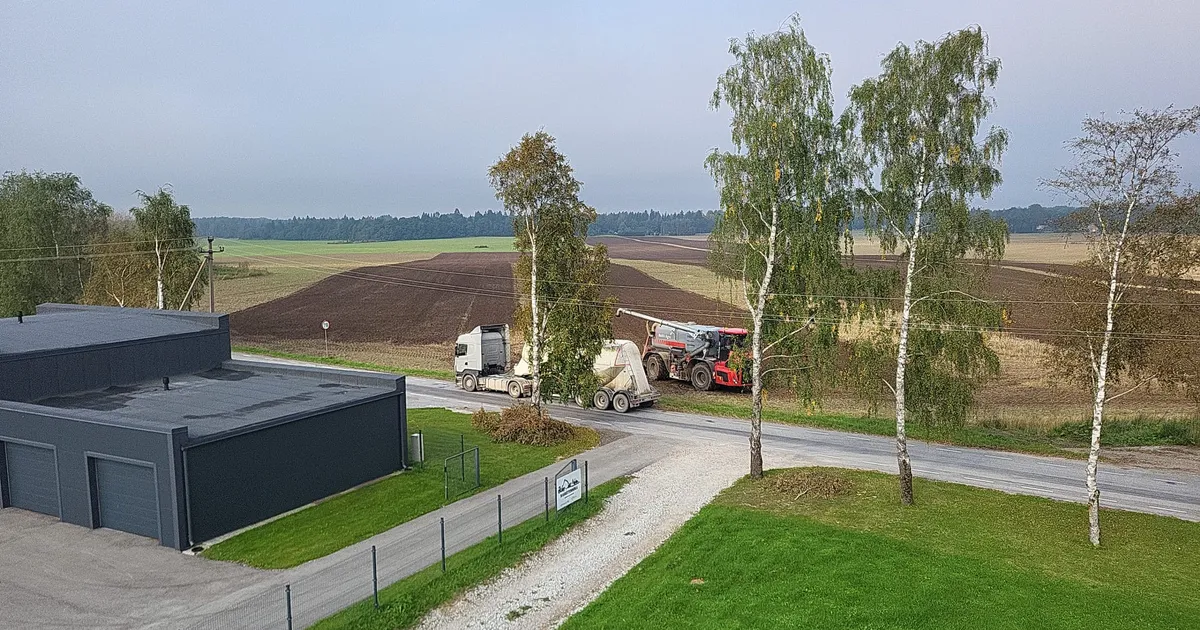 «Selline tunne, et veavad lihtsalt seda katku mööda ilma laiali!» Seafarmist põllule viidud läga ajas rahval harja punaseks