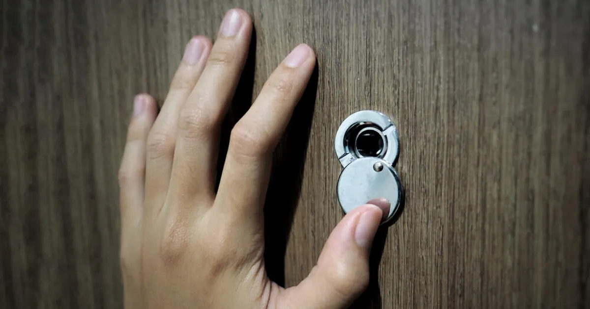 Korterinaaber tegutses aastaid kummaliselt – lõpuks selgus tõde turvakaamerast