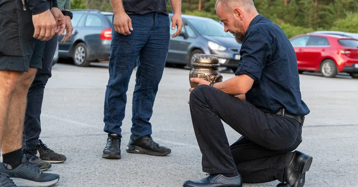 FOTOD ⟩ Ukrainas hukkunud vabatahtliku sõduri Olev Roosti urn jõudis Eestisse