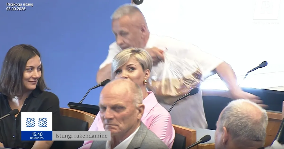 VIDEOKLIPP ⟩ Kalle Grünthal tõi riigikogu esimehele lepituskingituseks seapea