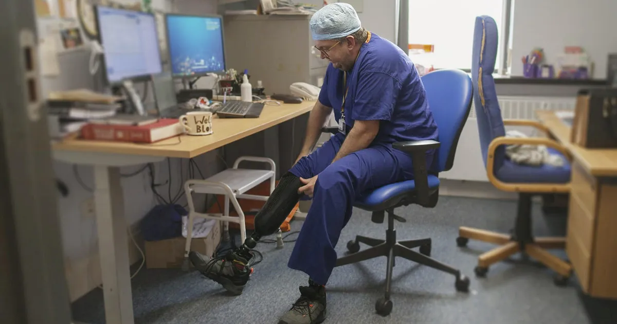 SÕGEDUSE TIPP ⟩ Briti kirurg lasi endal seksuaalse fetiši nimel jalad amputeerida