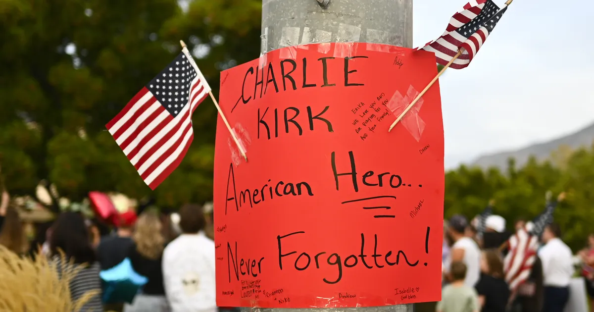 HÄIRIVAD KAADRID ⟩ Kuidas sotsiaalmeedia paljastas iga detaili Charlie Kirki tulistamisest ja sellele järgnenud kaosest