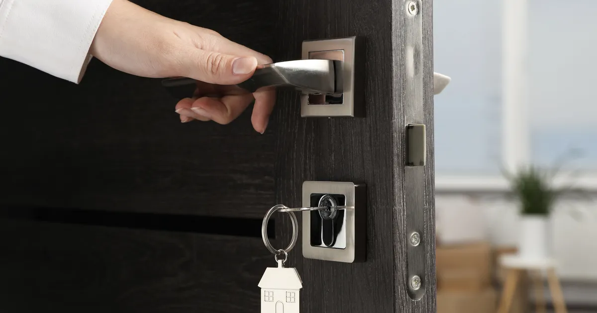 Eksimus või omapärane huumor? Kinnisvarafirma reklaamis tibatillukest «peredele sobivat korterit»