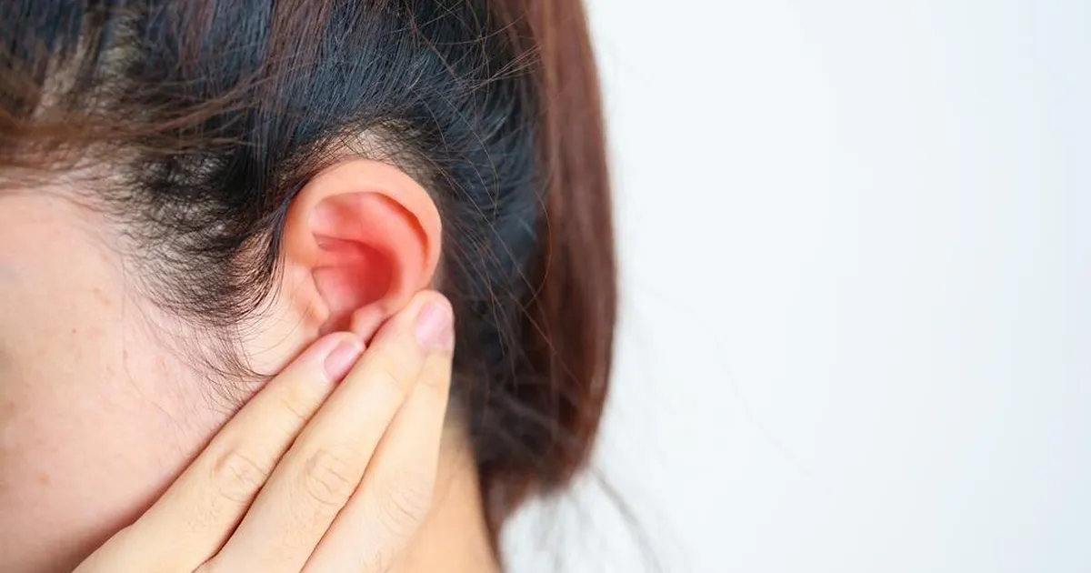 VIDEO ⟩ Kõrvavaluga võidelnud naise kuulmekäigust leiti midagi hirmutavat