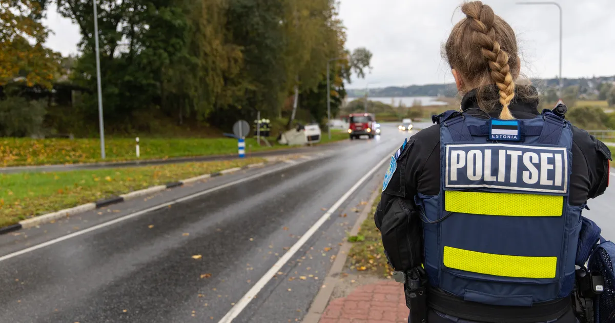 Politseinikud leidsid kraavi sõitnud autost purjus mehe