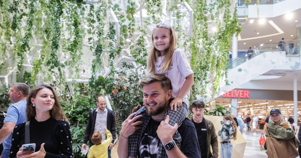 NUNNU KLÕPS ⟩ Milline printsess! Lauljatari Getter Jaani tütar käis emale kontserdil kaasa elamas