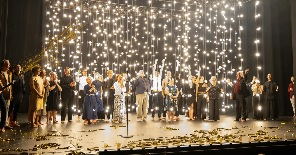 Galerii ⟩ Ugala teatri 106. hooaeg avati peo ja kullavihmaga