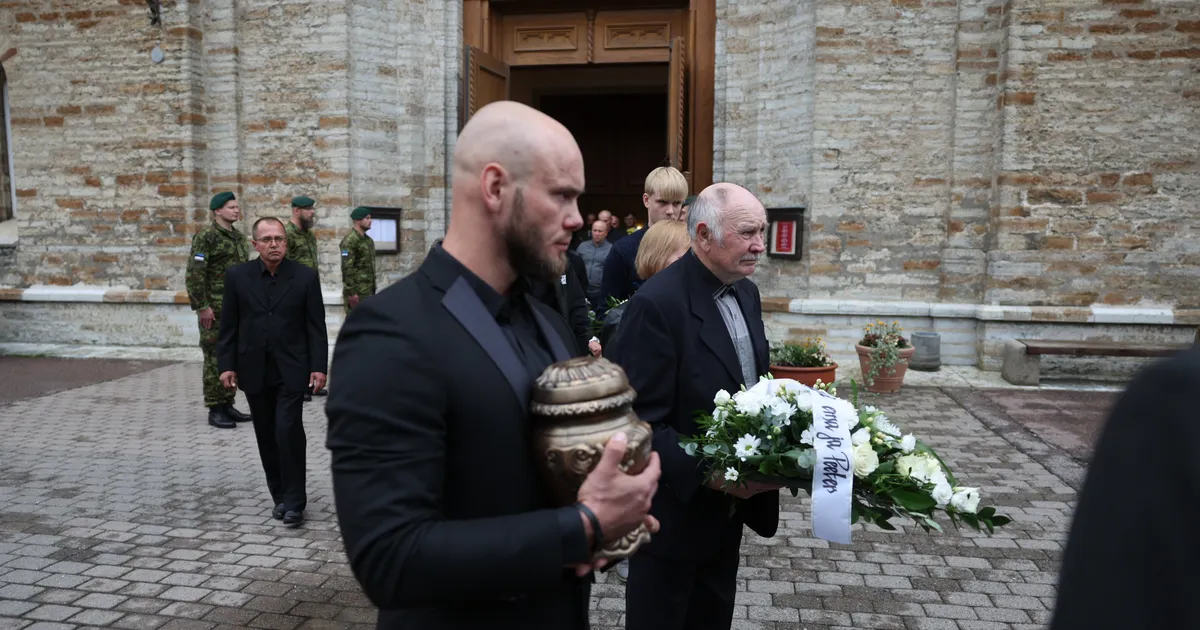 FOTOD ⟩ Ukraina eest elu andnud Eesti vabatahtlik sõdur Olev Roost saadeti viimsele teele