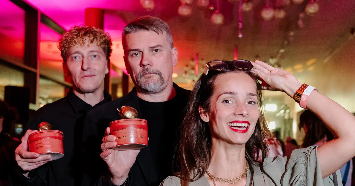 KULDÕUNAD JAGATUD ⟩ Ugala teater tunnustas hooaja avapeol parimaid