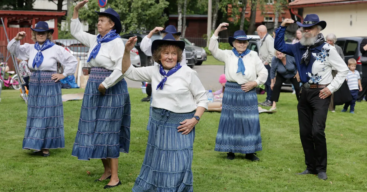 VIDEO JA GALERII ⟩ Õunaõuepäev pani väärikas eas tantsijad jalga keerutama