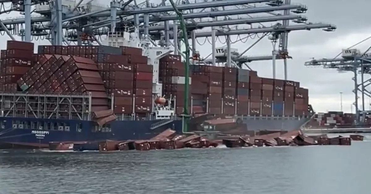 DRAMAATILISED KAADRID ⟩ Vaata, kuidas konteinerid California sadamas laevalt merre kaovad