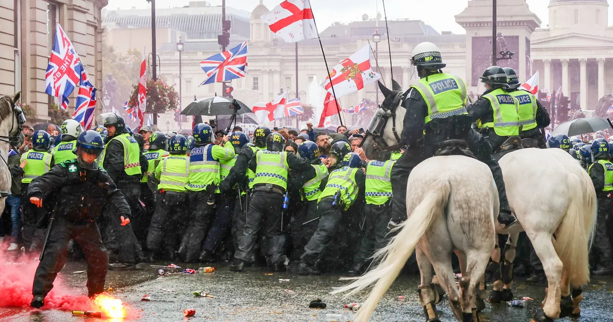 Musk Londoni paremäärmuslaste meeleavaldusel: võidelge vastu või te surete. Järgnesid kokkupõrked